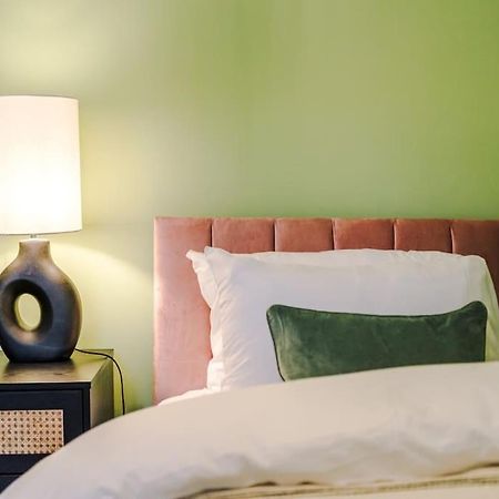 5 Bed Salford Sanctuary Retreat Villa Manchester Exteriör bild