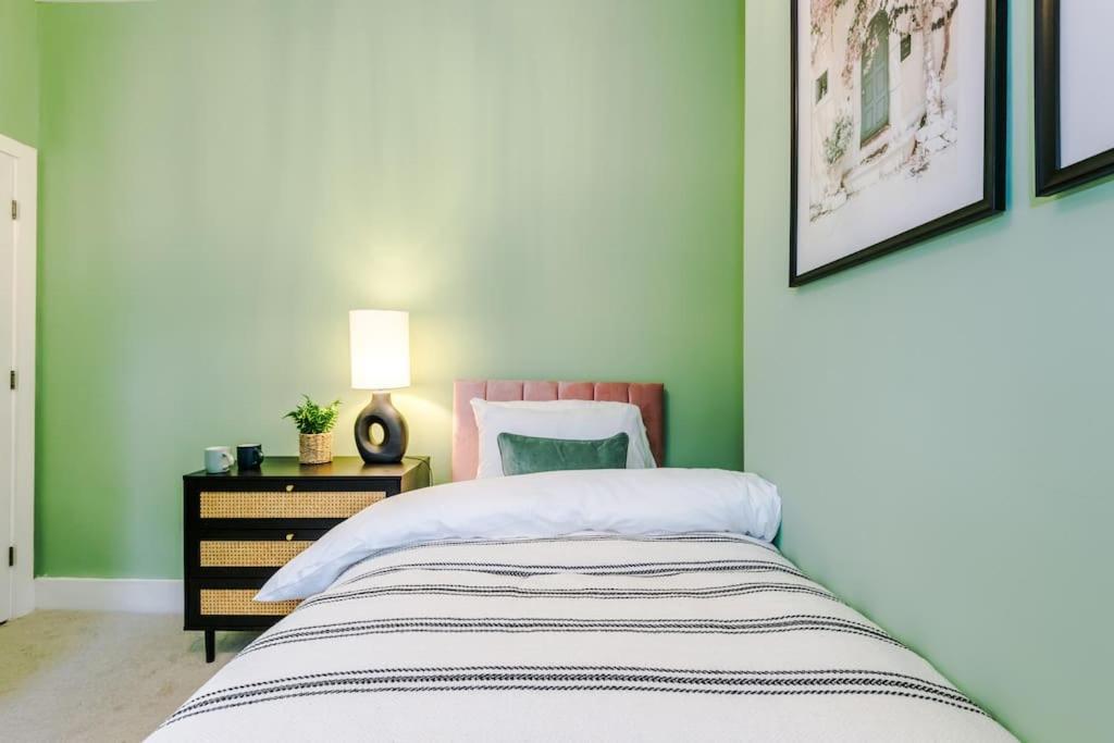 5 Bed Salford Sanctuary Retreat Villa Manchester Exteriör bild
