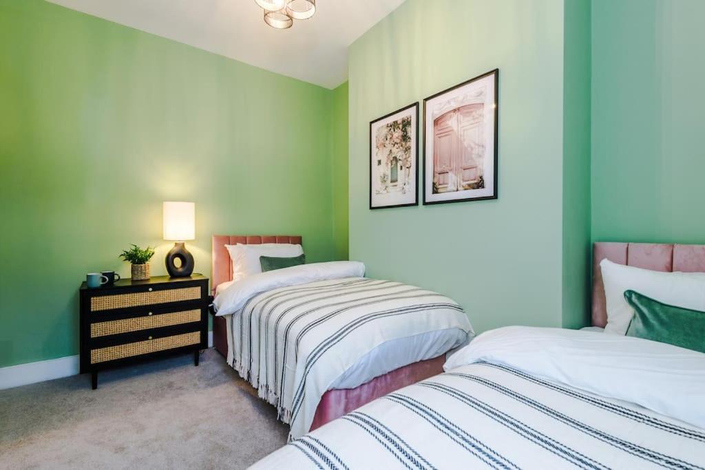 5 Bed Salford Sanctuary Retreat Villa Manchester Exteriör bild